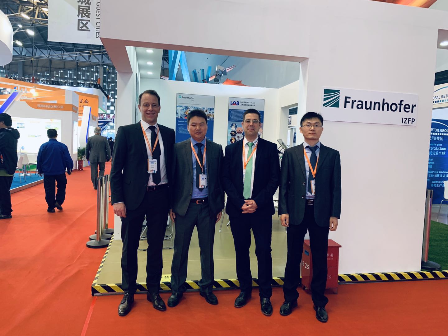 Group photo of experts and working staff