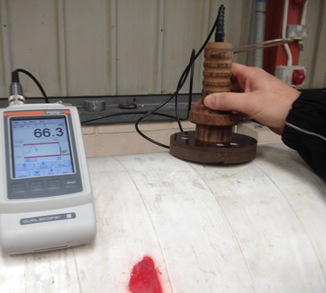 圖1：將FA100探頭連接到DUALSCOPE&reg;FMP100時(shí)在管道段上的涂層厚度測(cè)量