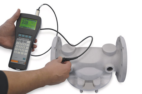 圖1：便攜式PHASCOPE&reg;PMP10使用相敏渦流測量原理來精確確定TSA涂層的厚度。