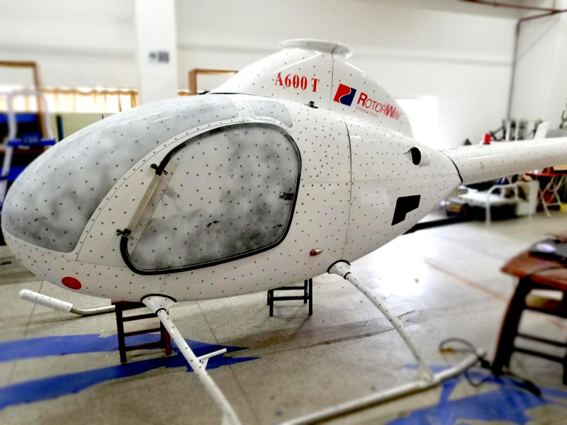 直升機玻璃窗進行噴粉處理，以獲取其三維數據