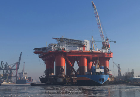 圖1：海上環境中的石油鉆機和其他典型海洋結構